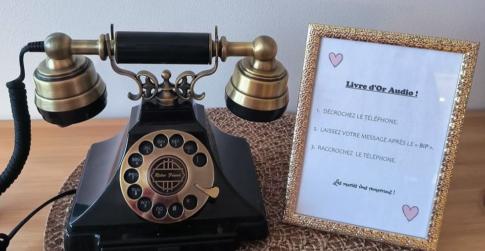 un magnifique livre d'or audio, accompagné d'un cadre pour les invités